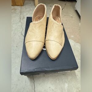 BEAST FASHION Cream Flats